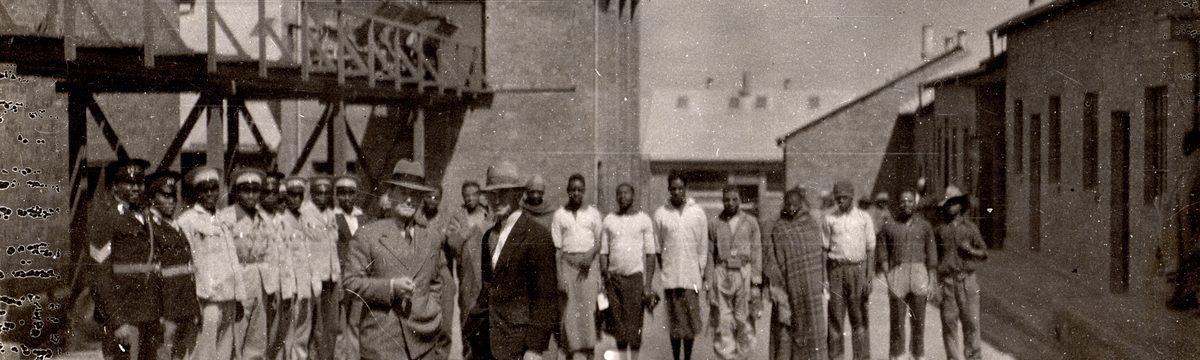 Workers and managers at gold mining surface crushing works. Elliot Collection, Western Cape Archives and Records Service.